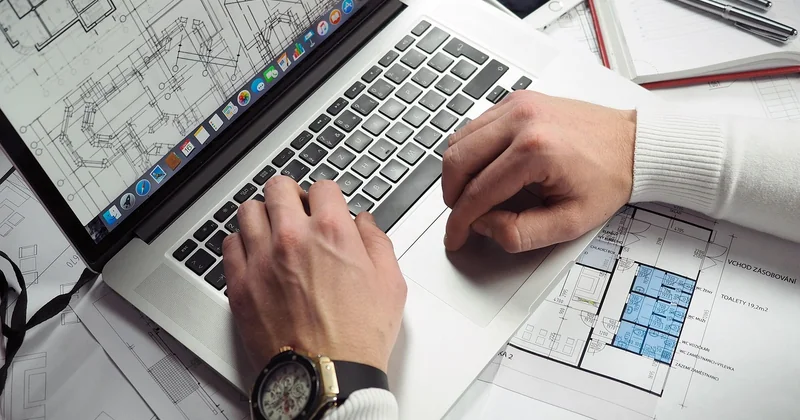 Construire un plan de communication réaliste pour un entrepreneur seul